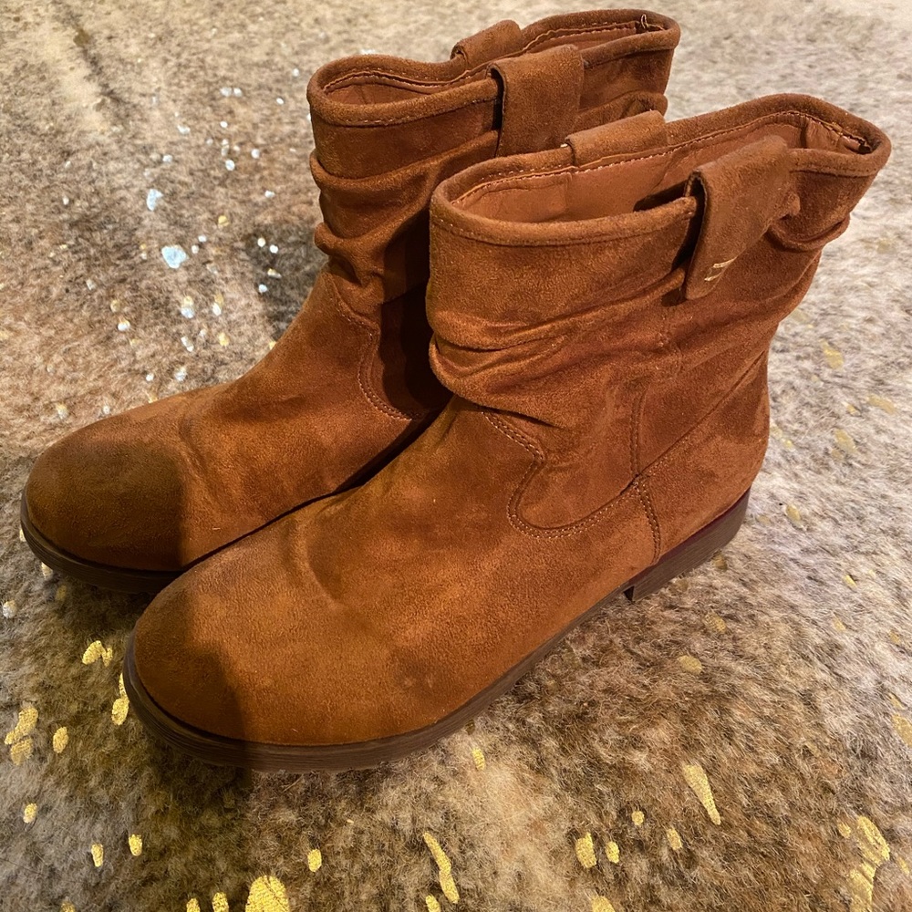 ROCK & CANDY BALYNE TAN BOOTIES SZ. 8.5